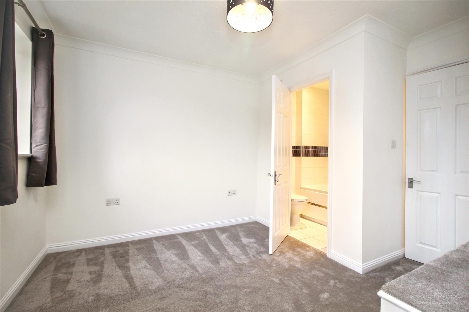 Horseshoe Crescent, Burghfield Common, Reading